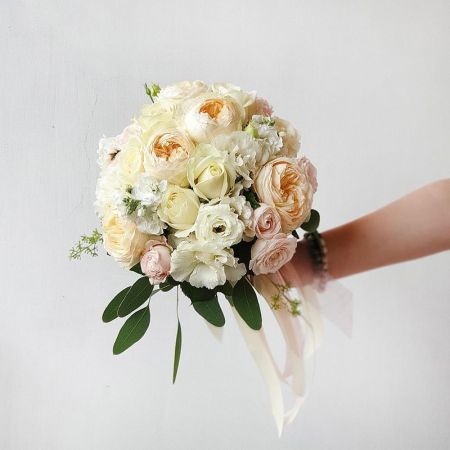 Свадебный букет из пионовидных роз, маттиолы, эустомы