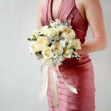 Свадебный букет из пионовидных роз, латируса, фрезии