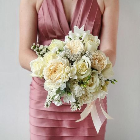 Свадебный букет из пионовидных роз, латируса, фрезии
