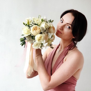 Свадебный букет из пионовидных роз, латируса, фрезии