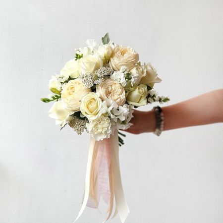 Свадебный букет из пионовидных роз, латируса, фрезии
