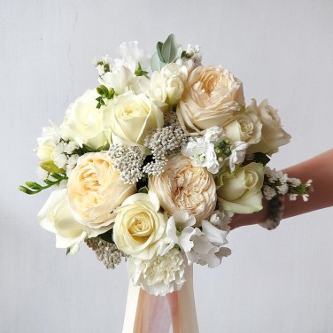 Свадебный букет из пионовидных роз, латируса, фрезии