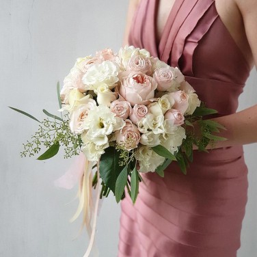 Свадебный букет из пионовидных роз, фрезии, бомбастика