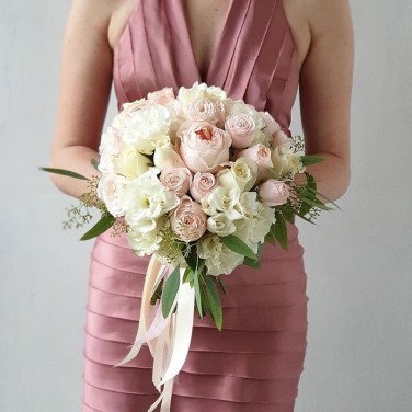 Свадебный букет из пионовидных роз, фрезии, бомбастика