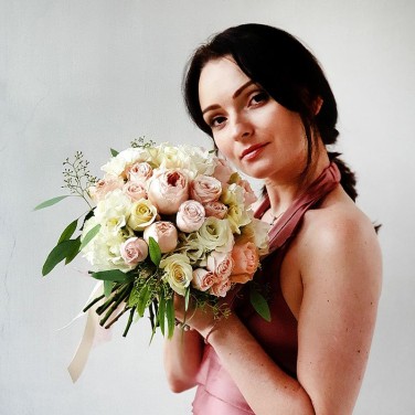 Свадебный букет из пионовидных роз, фрезии, бомбастика