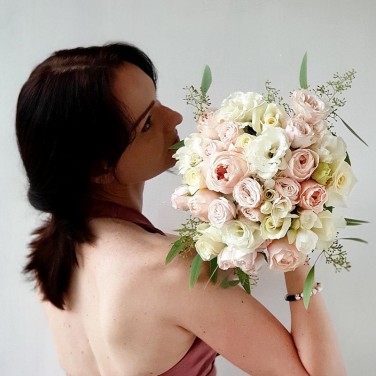 Свадебный букет из пионовидных роз, фрезии, бомбастика