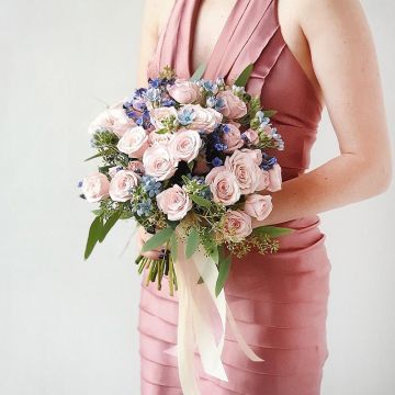 Розово-голубой свадебный букет из роз, незабудок