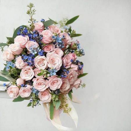 Розово-голубой свадебный букет из роз, незабудок