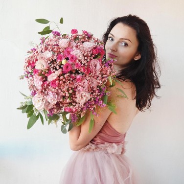 Большой свадебный букет из роз, гиспофилы и эустомы