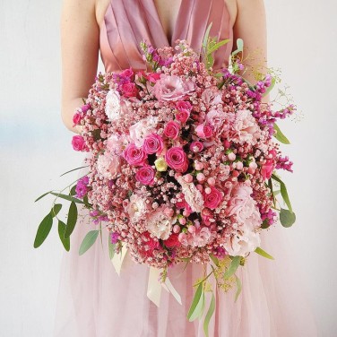 Большой свадебный букет из роз, гиспофилы и эустомы