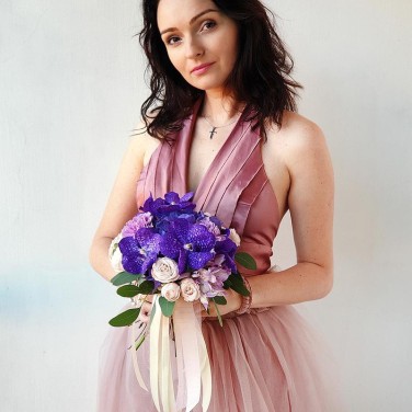 Круглый фиолетовый свадебный букет из орхидей и роз