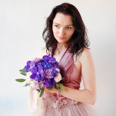 Круглый фиолетовый свадебный букет из орхидей и роз