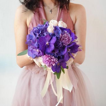 Круглый фиолетовый свадебный букет из орхидей и роз