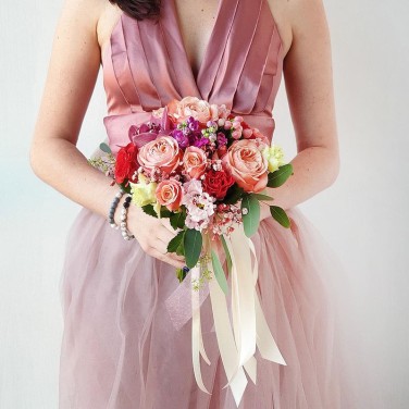 Яркий свадебный букет из орхидей, роз, гиперикума