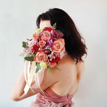 Яркий свадебный букет из орхидей, роз, гиперикума