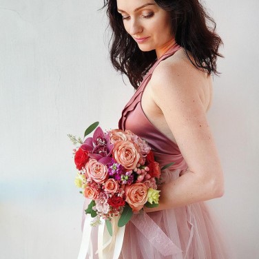 Яркий свадебный букет из орхидей, роз, гиперикума