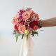 Яркий свадебный букет из орхидей, роз, гиперикума