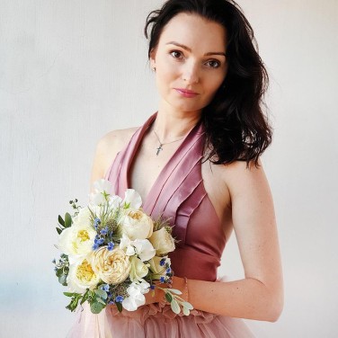 Нежный свадебный букет из пионовидных роз и незабудки