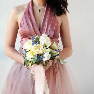 Нежный свадебный букет из пионовидных роз и незабудки