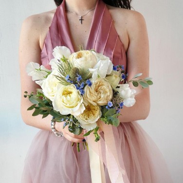 Нежный свадебный букет из пионовидных роз и незабудки