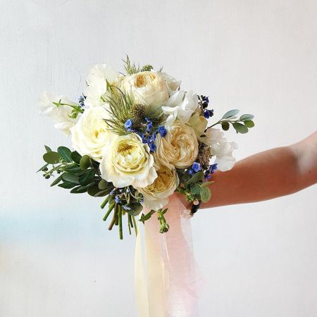 Нежный свадебный букет из пионовидных роз и незабудки