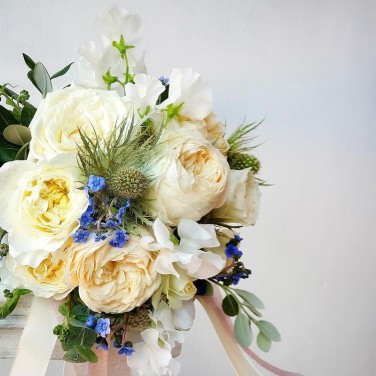 Нежный свадебный букет из пионовидных роз и незабудки
