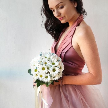 Круглый букет из хризантем и сухоцветов