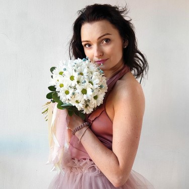 Круглый букет из хризантем и сухоцветов