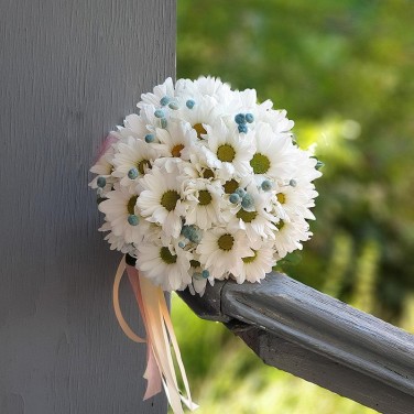 Круглый букет из хризантем и сухоцветов