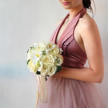 Ванильный свадебный букет из орхидей, роз, маттиолы