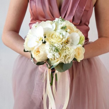 Ванильный свадебный букет из орхидей, роз, маттиолы