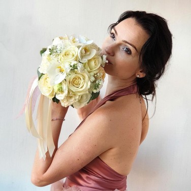 Ванильный свадебный букет из орхидей, роз, маттиолы