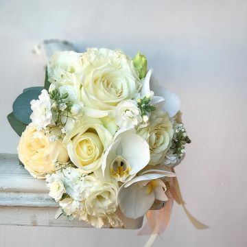 Ванильный свадебный букет из орхидей, роз, маттиолы