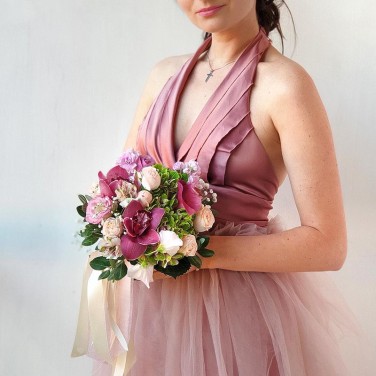 Круглый букет неветы из орхидеи, каллы, маттиолы