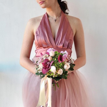 Круглый букет неветы из орхидеи, каллы, маттиолы