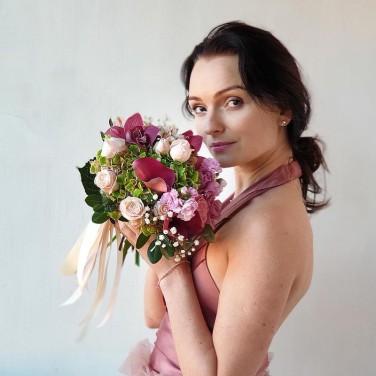 Круглый букет неветы из орхидеи, каллы, маттиолы