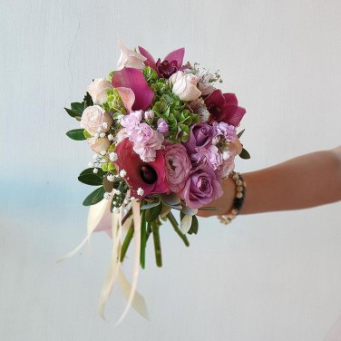 Круглый букет неветы из орхидеи, каллы, маттиолы