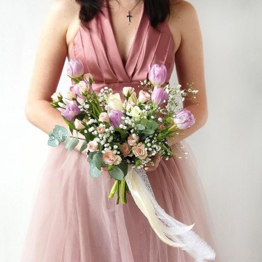 Необычный букет невесты с розами и сиреневыми тюльпанами