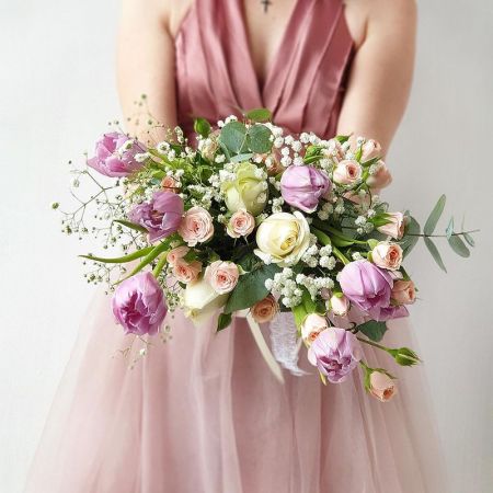 Необычный букет невесты с розами и сиреневыми тюльпанами