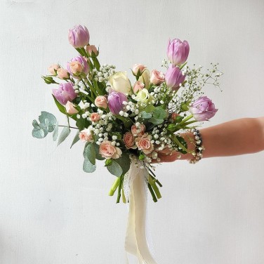 Необычный букет невесты с розами и сиреневыми тюльпанами