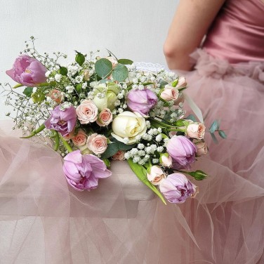Необычный букет невесты с розами и сиреневыми тюльпанами