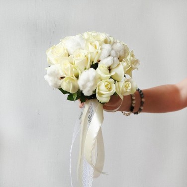 Белый букет невесты с хлопком и розами