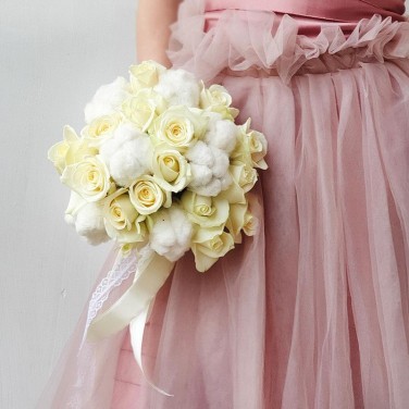 Белый букет невесты с хлопком и розами