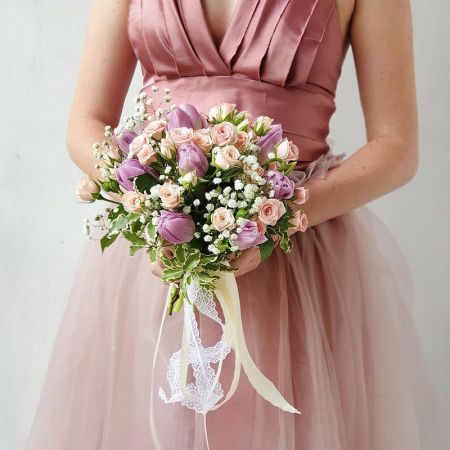 Нежный букет невесты из кустовых роз и тюльпанов Фиалковый Коктейль