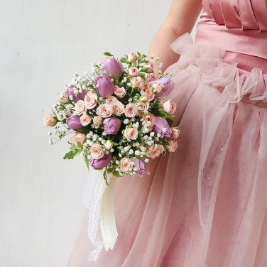 Нежный букет невесты из кустовых роз и тюльпанов Фиалковый Коктейль
