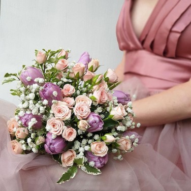 Нежный букет невесты из кустовых роз и тюльпанов Фиалковый Коктейль