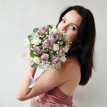 Нежный букет из голубых роз и тюльпанов