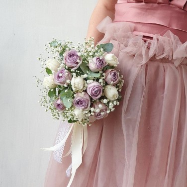 Нежный букет из голубых роз и тюльпанов