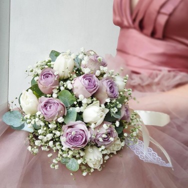 Нежный букет из голубых роз и тюльпанов