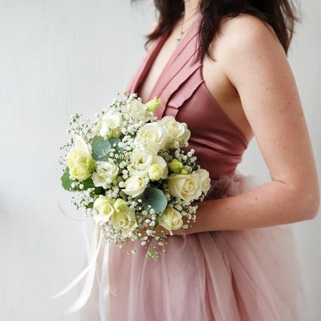 Букет невесты из роз и лизиантуса